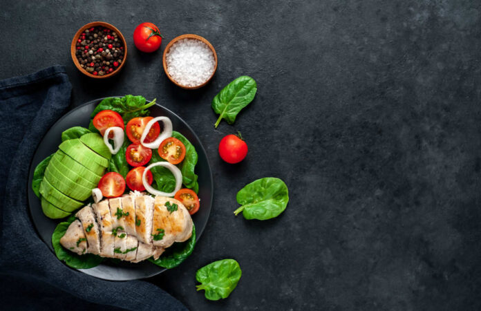 Grilled,Chicken,Breast,And,Grilled,Avocado,Salad,With,Cherry,Tomatoes,